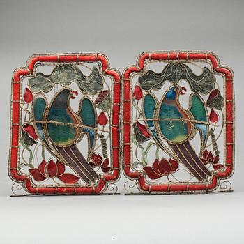 FÖNSTERPRYDNADER/DEKORATIONER, ett par, troligen Kina, 1900-talets första hälft.