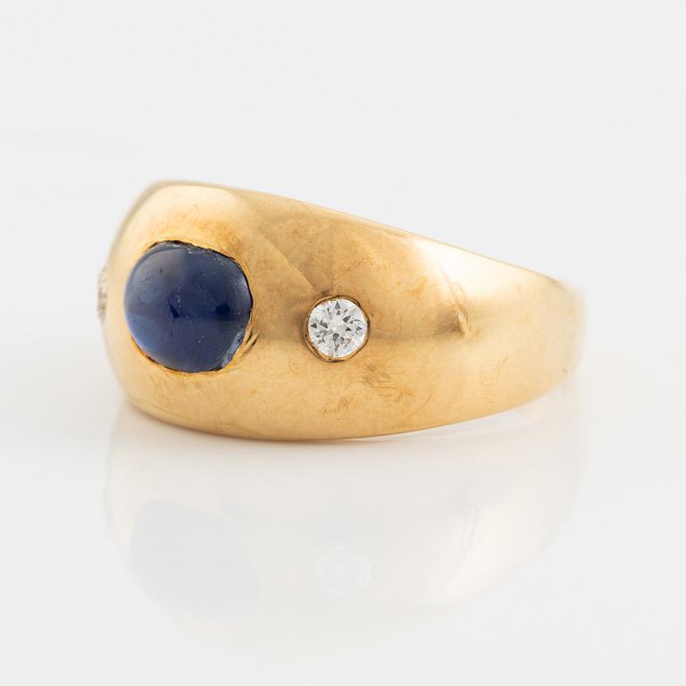 Ring 18K guld med en cabochonslipad safir och runda briljantslipade diamanter.