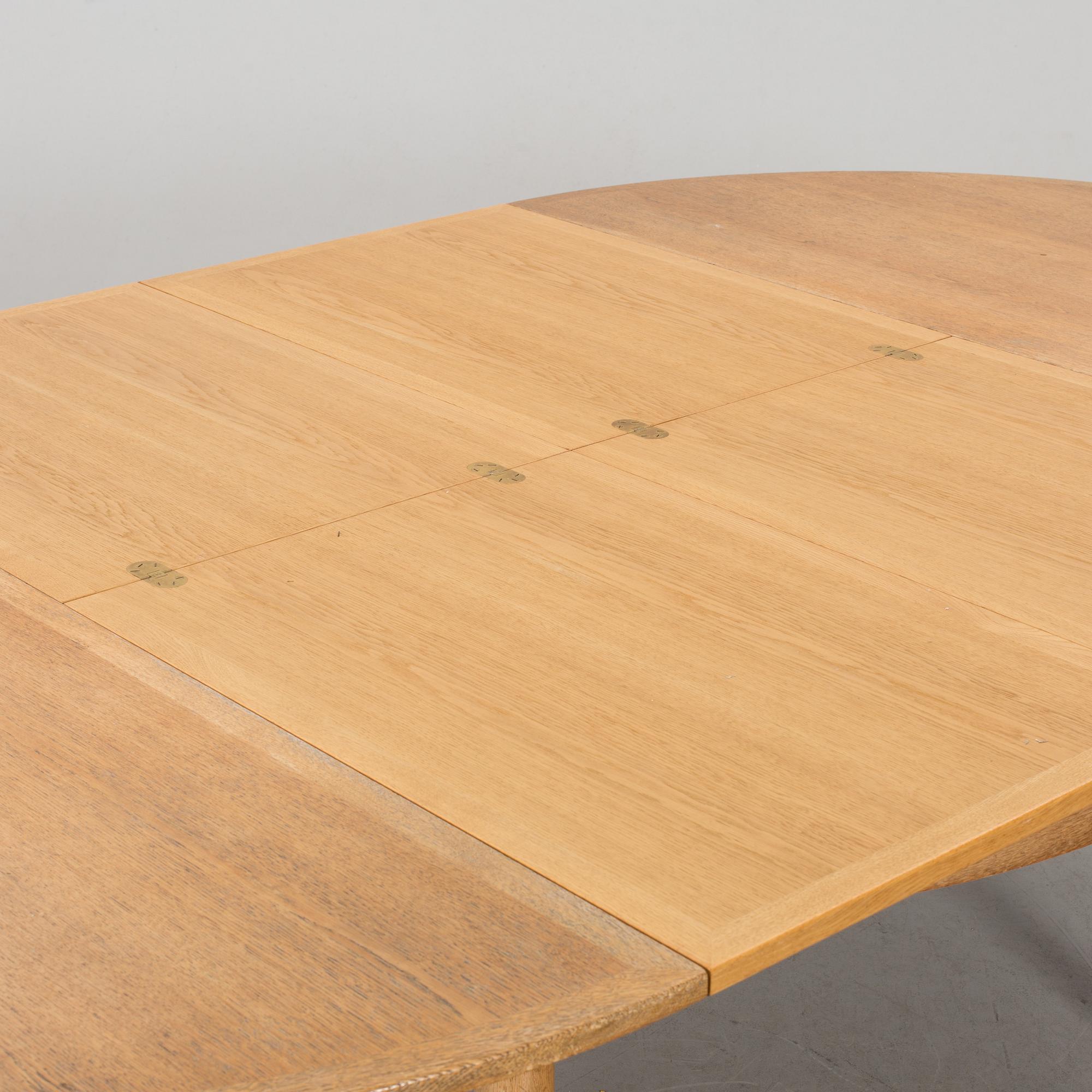 A BÖRGE MOGENSEN TABLE AND 6 OAK CHAIRS+ STOOL.