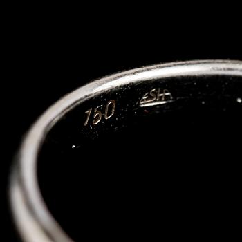 RING, 18K vitguld med 2 briljantslipade diamanter, ca 0.06 ct, utländska stämplar. Vikt 4,0 g.