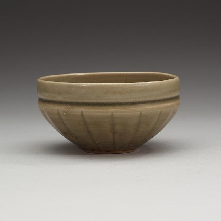 A celadon bowl, Northern Jin dynasty (1115-1234).