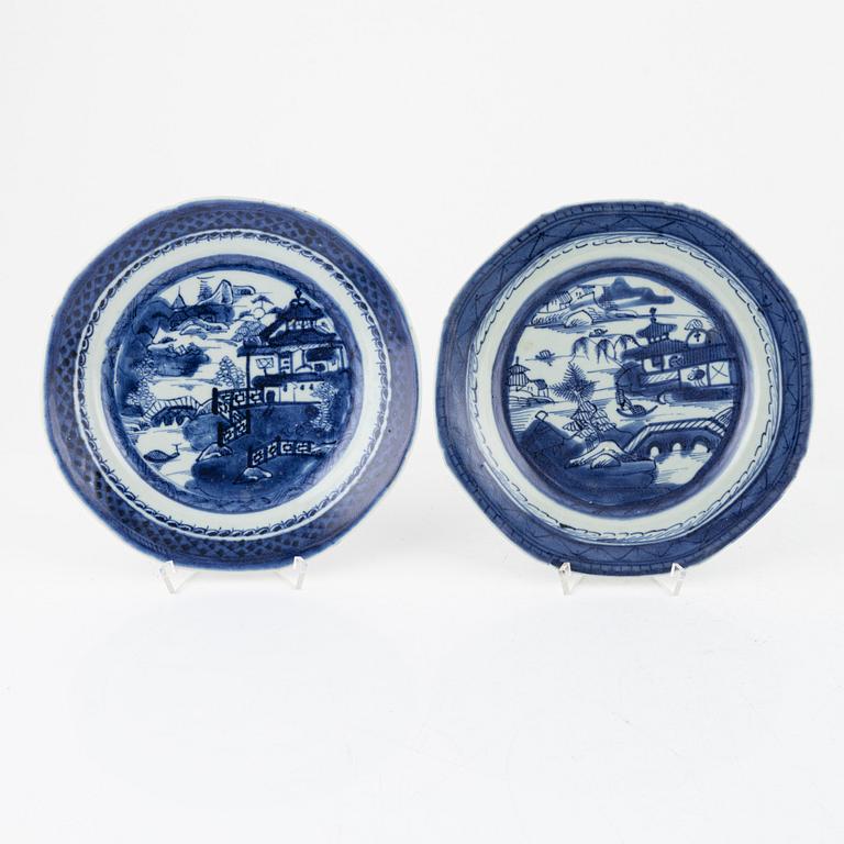 A Chinese blue and white service, 22 parts, Qing dynasty, 19th century.