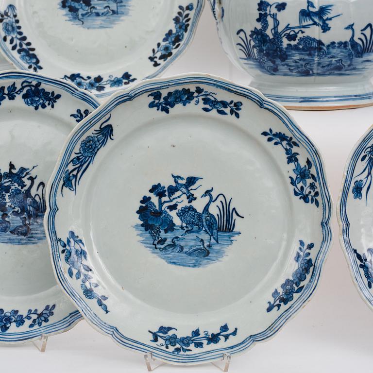 A blue and white dinner service, Qing dynasty, Qianlong (1736-95). (70 pieces).