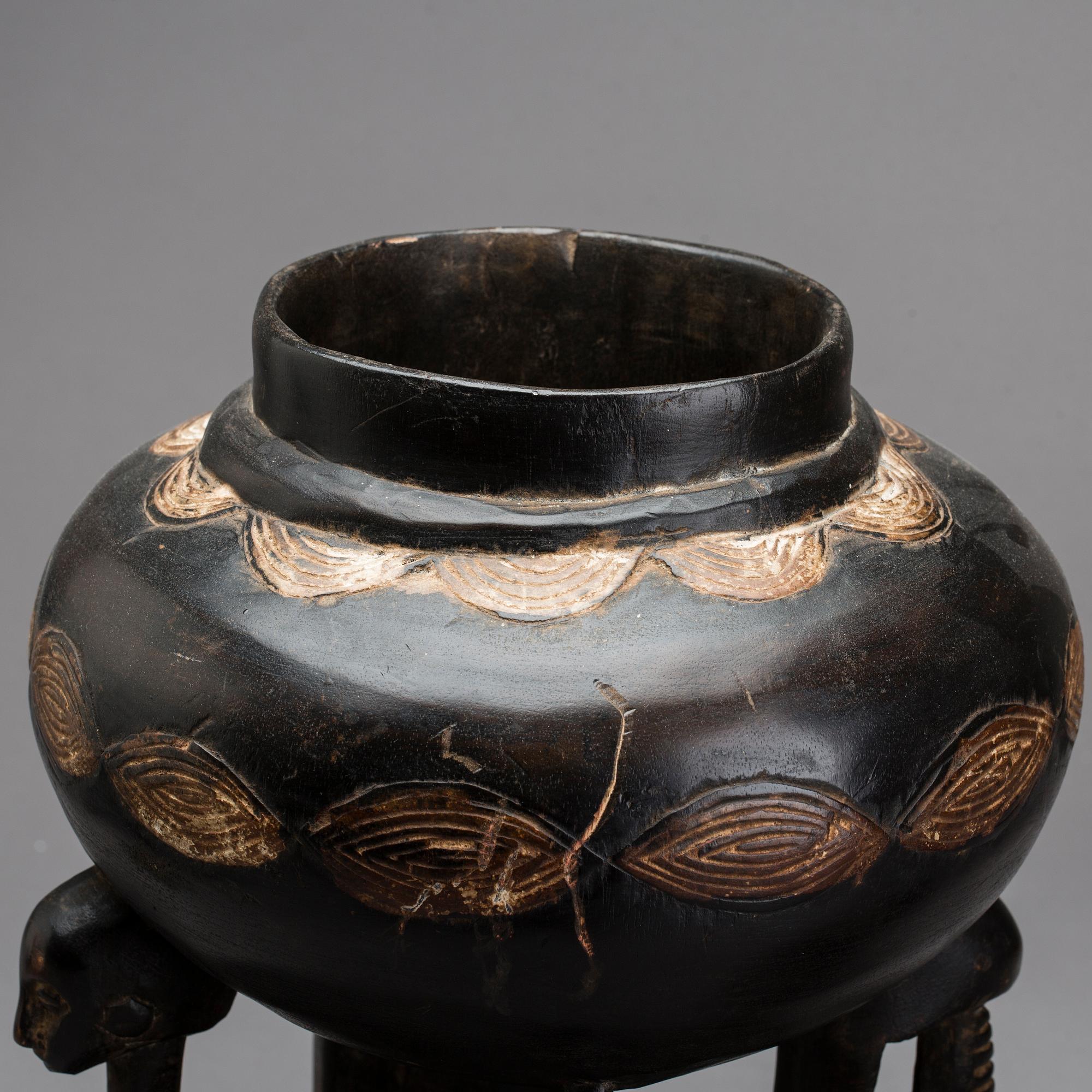 URNA MED LOCK, trä, etnografika.