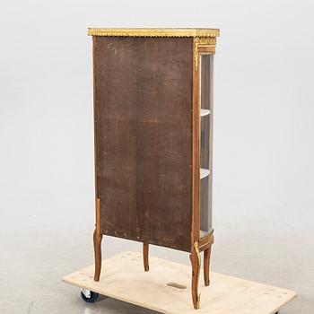 Vitrinskåp Louis XV-stil 1900-talets första hälft.