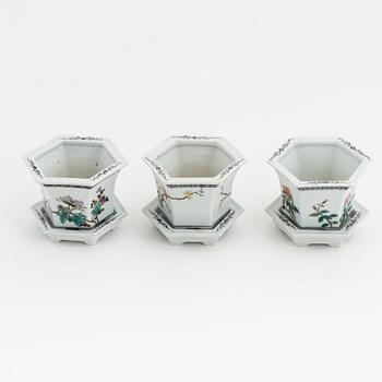 Three Chinese republic style porcelain flower pots with stand, 20th Century.