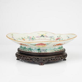A Chinese porcelain bowl, Qing Dynasty, 19th Century.