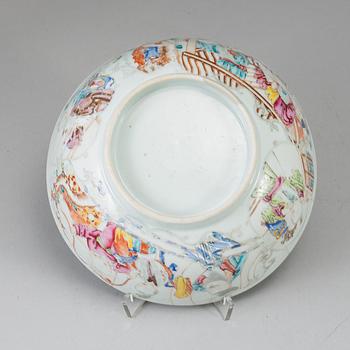 A famille rose mandarin bowl, Qing dynasty, Qianlong (1736-95).