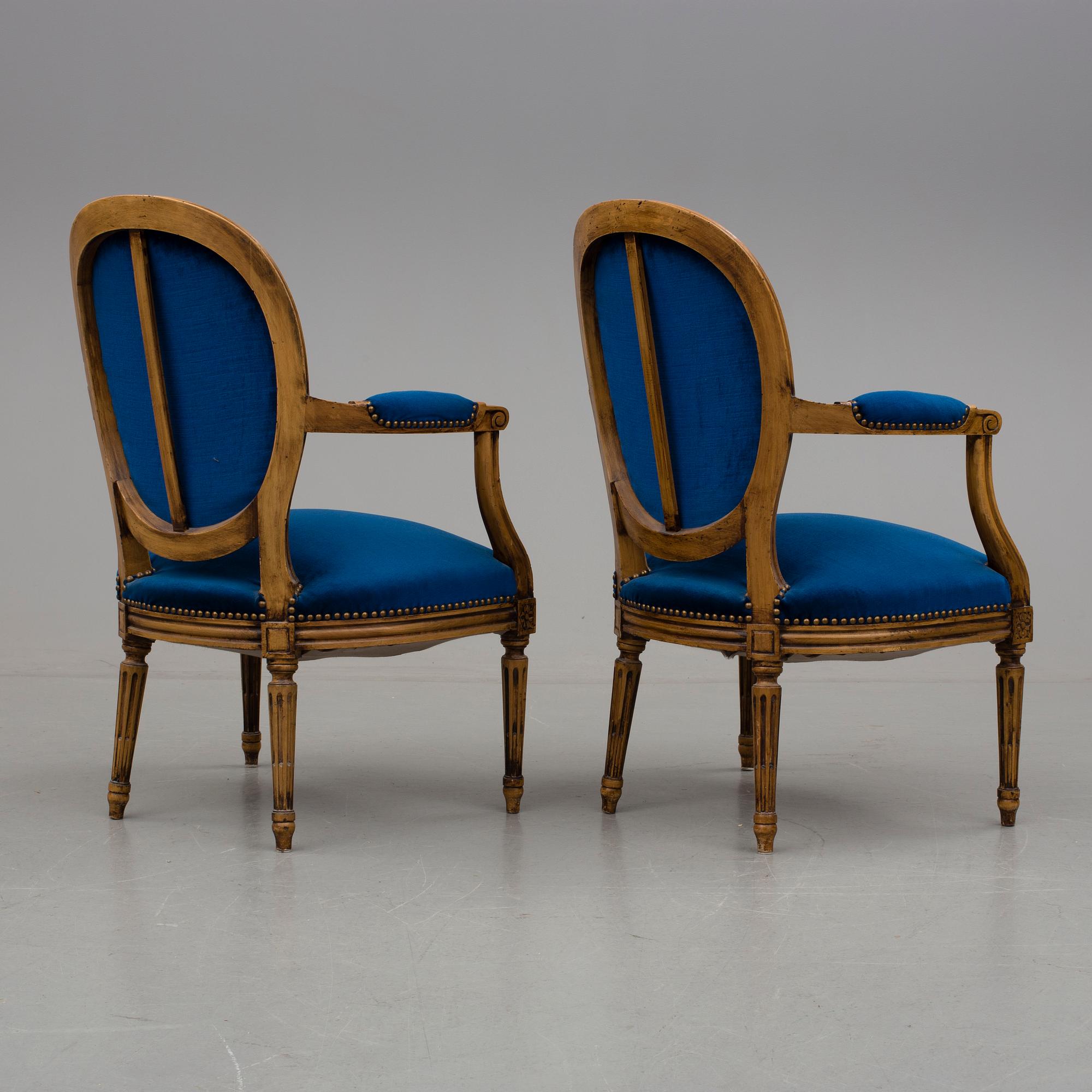 KARMSTOLAR, ett par. Louis XVI-stil. 1900-talets första hälft.