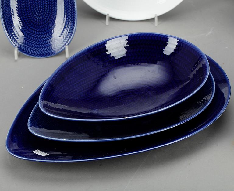 SERVISDELAR, 23 st, porslin, "Blå eld", Hertha Bengtsson, Rörstrand.