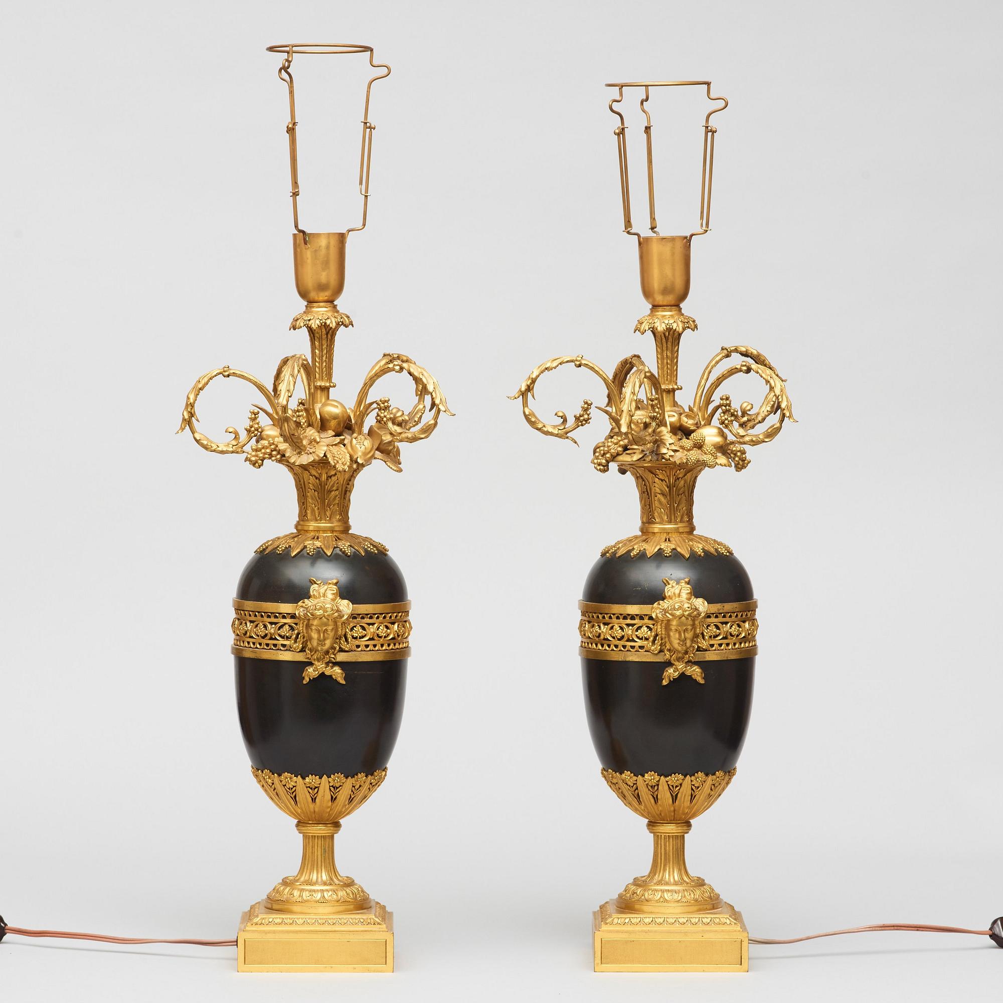 BORDSLAMPOR, ett par, av Henry Dasson 1877. Louis XVI-stil.