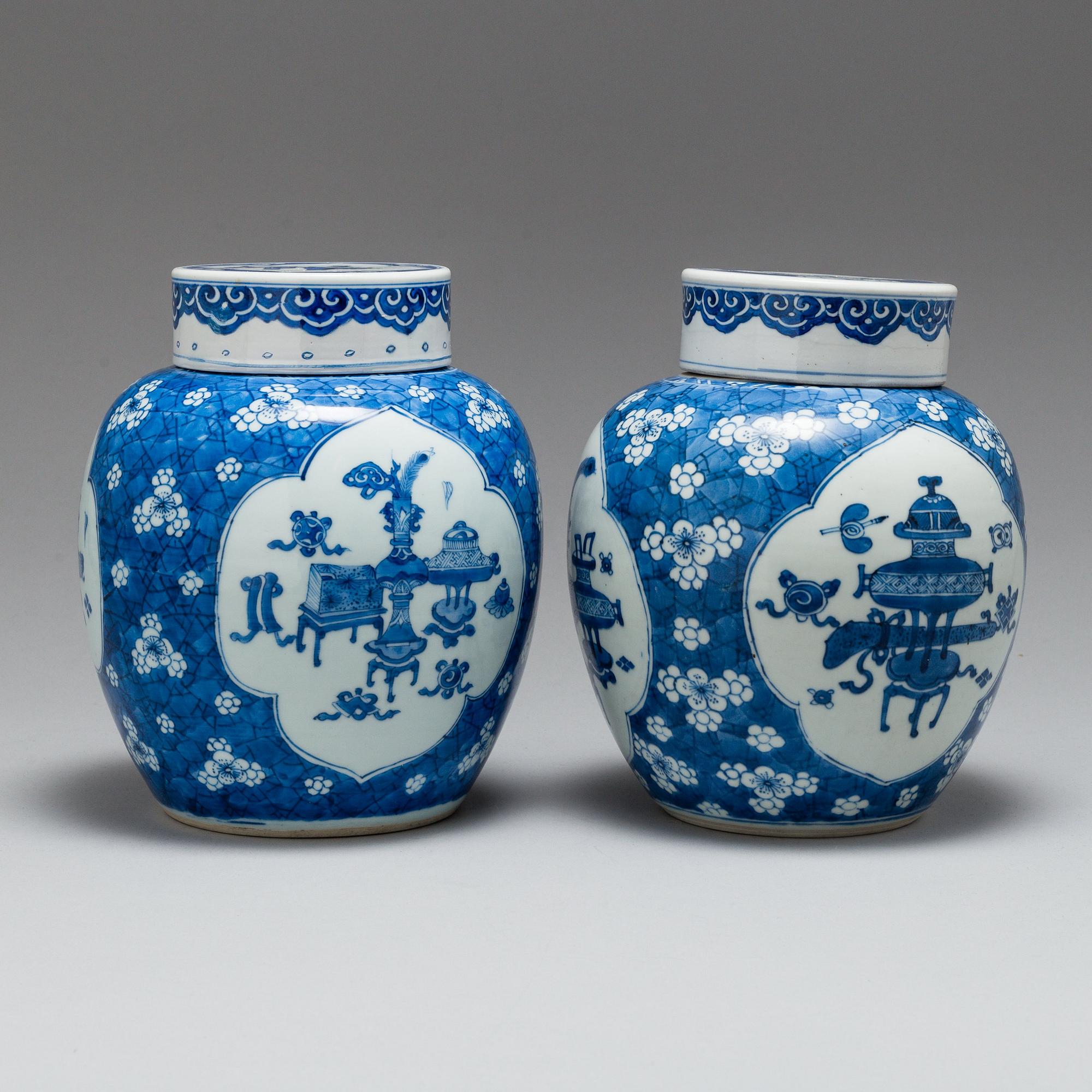 BOJANER med LOCK, två stycken, porslin. Qingdynastin, Kangxi (1662-1722).
