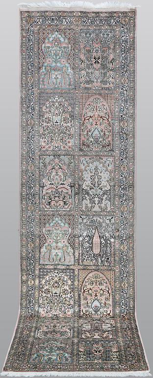 Gallerimatta, Kashmir, silke, ca 297 x 78 cm.