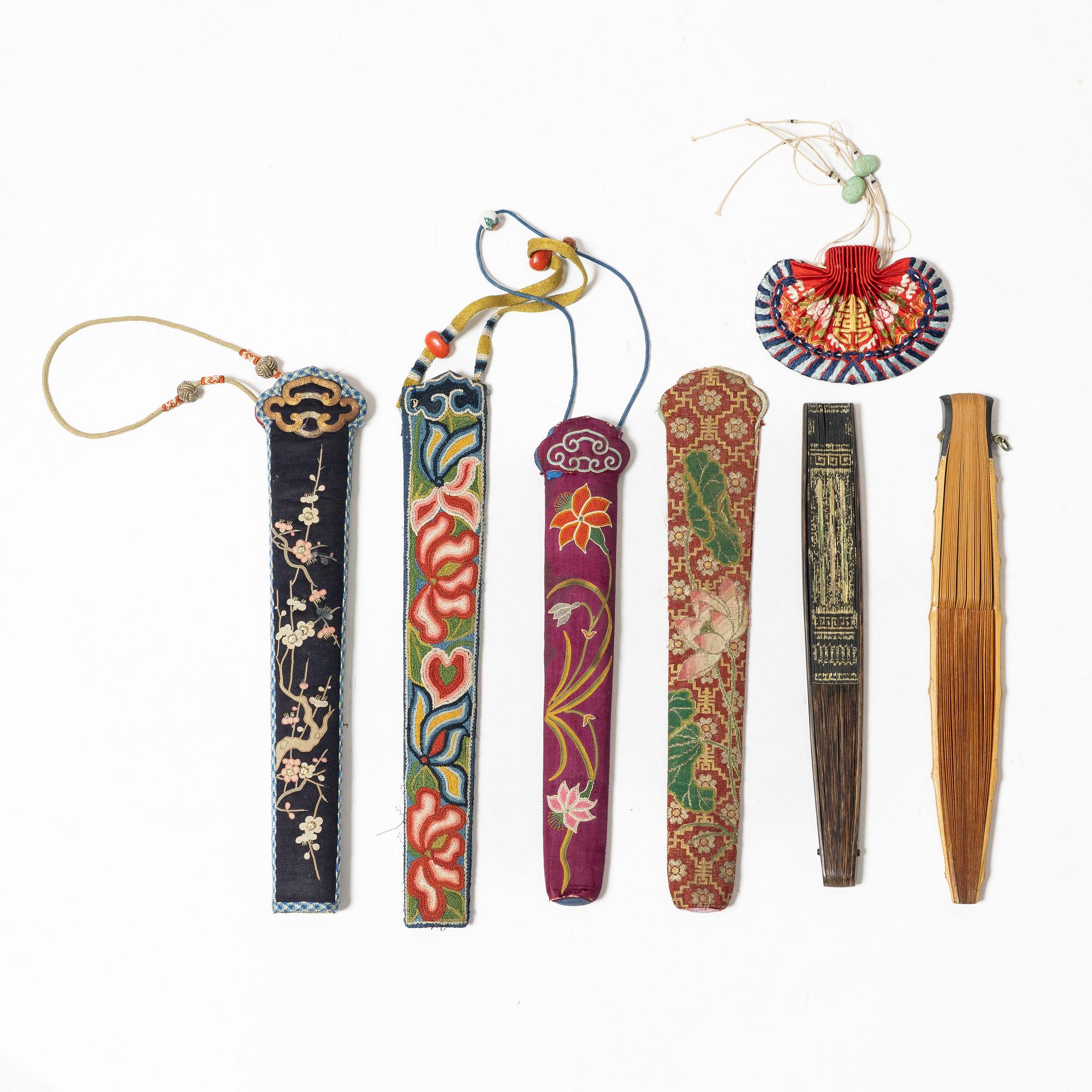 Två solfjädrar, fyra broderade fodral samt liten väska, sen Qingdynasti/tidigt 1900-tal.