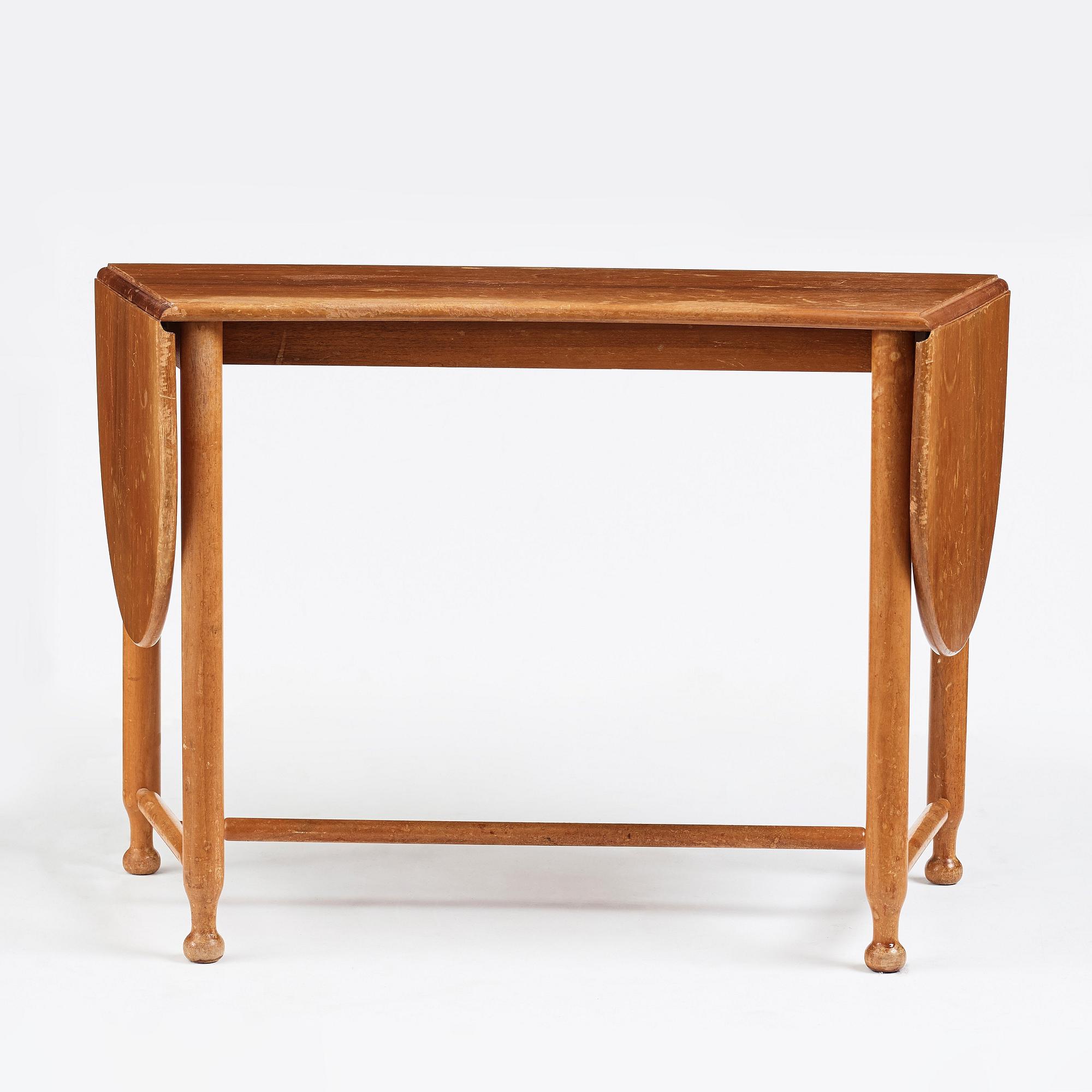 Josef Frank, sidobord med klaffar, Firma Svenskt Tenn, modell 1133, 1900-talets mitt, proveniens Estrid Ericson.