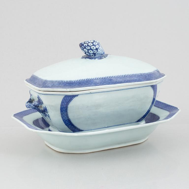 Terrin med lock och fat, kompaniporslin, Kina, Qingdynastin, Qianlong (1736-95).