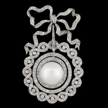 1182. A natural pearl and diamond Belle epoque pendant, c. 1915.
