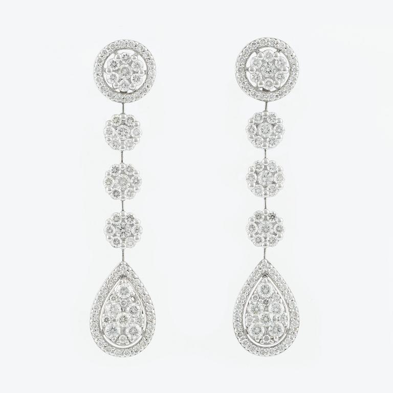 Earrings, with brilliant-cut diamonds.