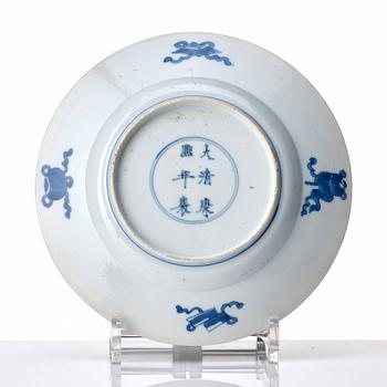 A blue and white vase and two dishes, Qing dynasty, 18th Century.