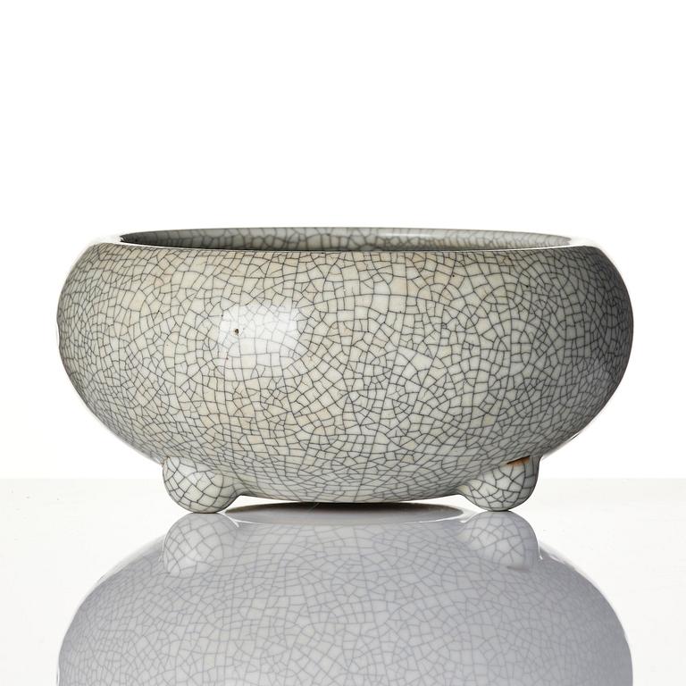 A Chinese ge-glazed censer, Qing dynasty.