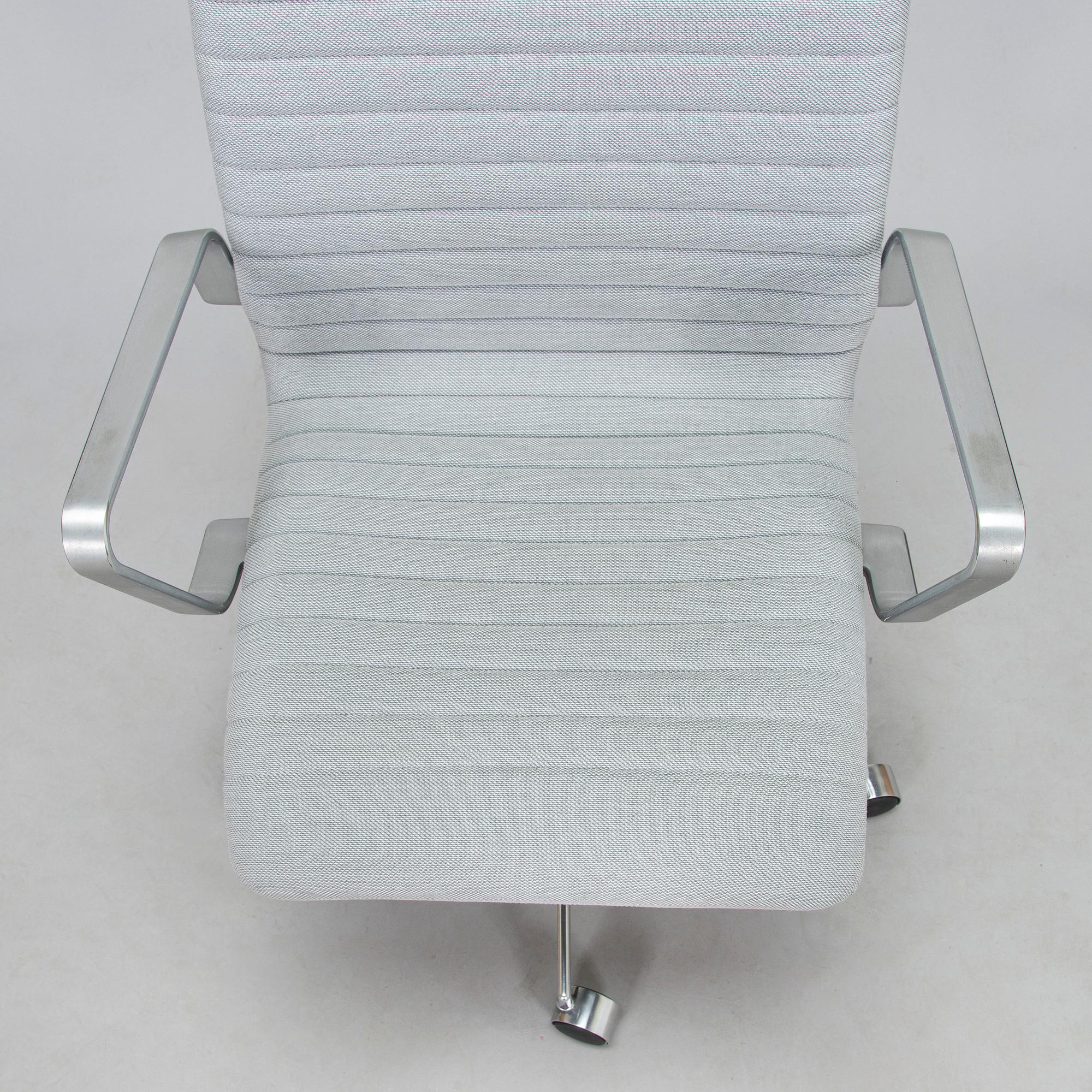 Arne Jacobsen, A 21st century "Oxford Premium" office chair for Fritz Hansen, Denmark.