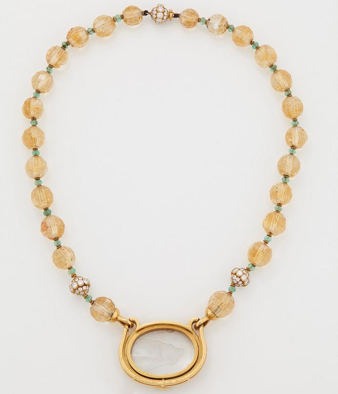 A Bulgari necklace in 18K gold with a mother of pearl cameo.