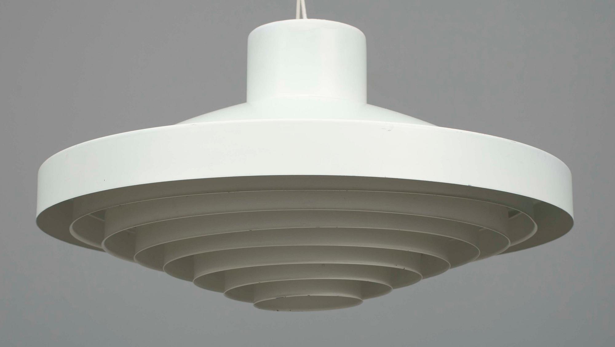 TAKLAMPA, målad plåt, Lisa Johansson-Pape, Orno. 1900-talets senare hälft.