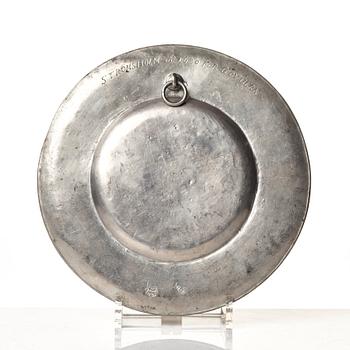 A H.E.R.S engraved pewter dish by Thomas Hicks 1680.