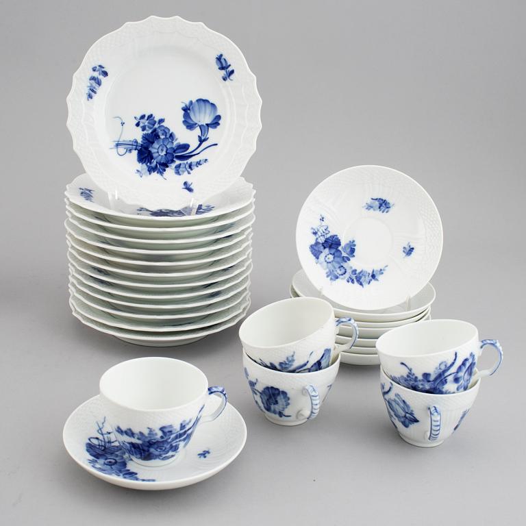 A 35-piece Royal Copenhagen "Blå blomst" porcelain coffee service, Denmark, 20th Century.