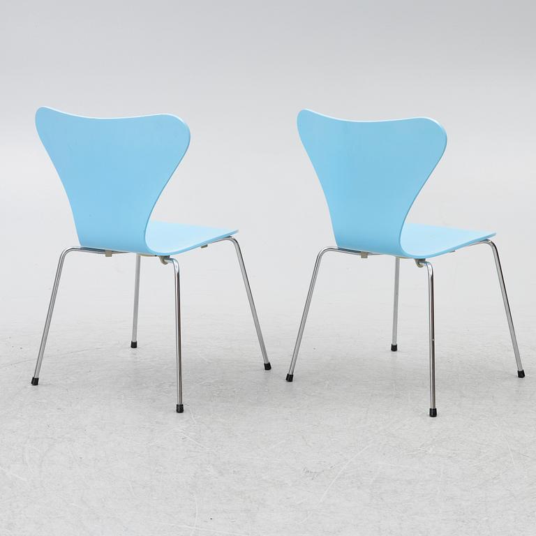 Arne Jacobsen, a pair of 'Seven' chairs, Fritz Hansen, Denmark, 1993.