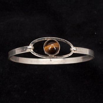 ARMRINGAR, 4 st, samt RINGAR, 2 st, och BROSCH, silver. Tot. vikt ca 100 g.