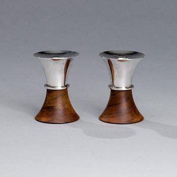 LJUSSTAKAR, 2 st, silver och trä, Tapio Wirkkala, signerad TW, Kultakeskus, Tavasthus, 1961.