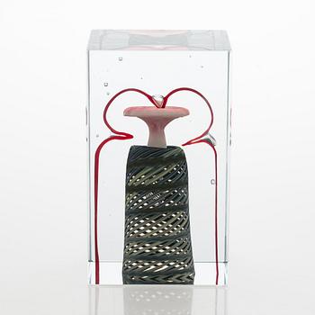 Oiva Toikka, A glass cube, signed Oiva Toikka Nuutajärvi, numrerad 44/50.