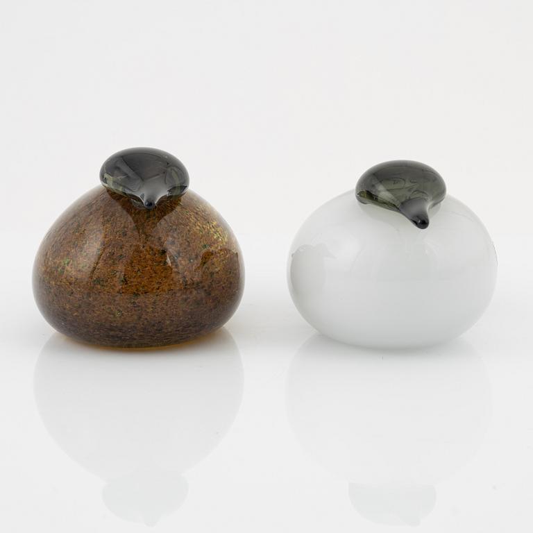 Oiva Toikka, a pair of glass irds, Nuutajärvi, Notsjö, signed.