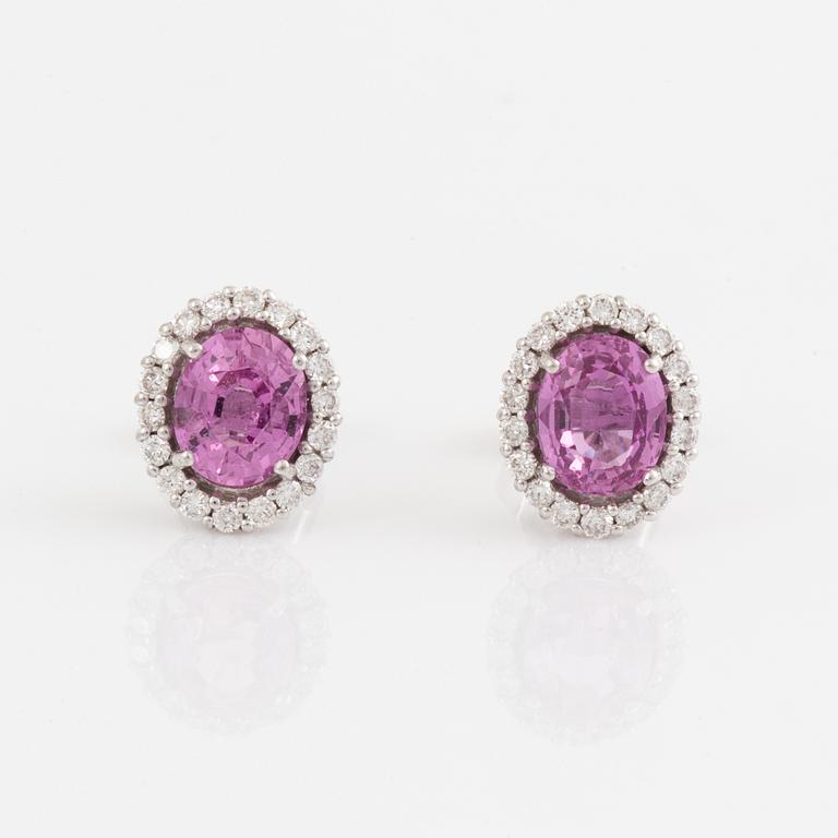 Örhängen med rosa safirer och briljantslipade diamanter.
