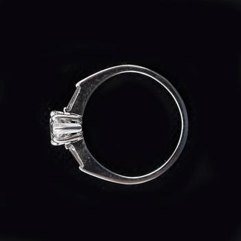 RING, 18k vitguld med päronslipad diamant ca 1,01ct samt två små trapetsslipade diamanter. Vikt 2g.