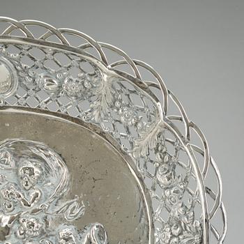 PRESENTERFAT, silver 830, Tyskland, 1800-tal. Ca 1000 gram.