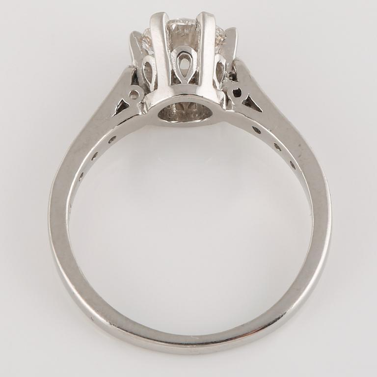 RING, platina med gammalslipad diamanter samt 8 briljantslipade diamanter ct. Vikt 5,0 gram.