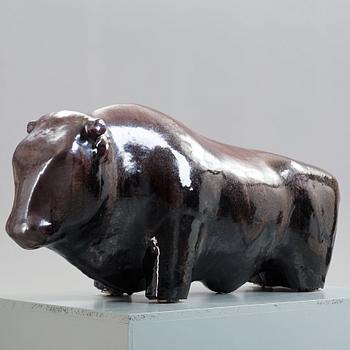 Ulla & Gustav Kraitz, An Ulla & Gustav Kraitz glazed stoneware sculpture of a bull, Fogdarp, Förslöv, Sweden.