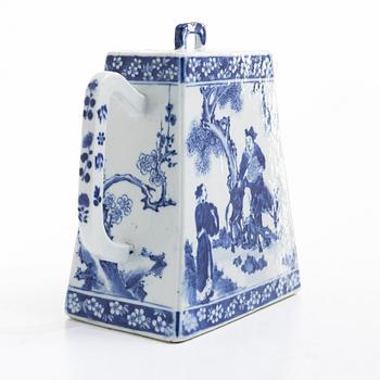 A large blue and white tea pot with cover, Qing dynasty, 19th century.