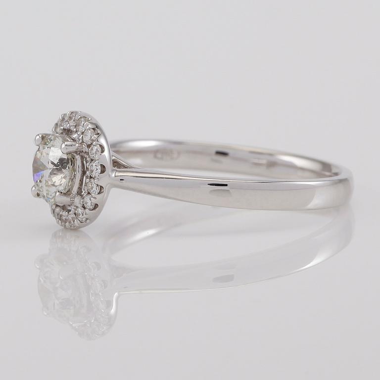 RING, 18K vitguld och diamanter tot ca 0.58 ct. varav en ca 0.48 ct.