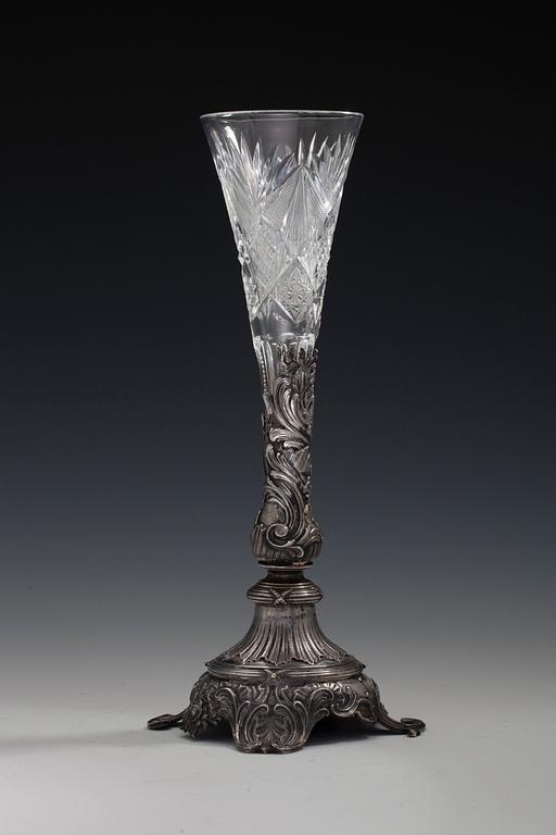 VAASI, 84 hopeaa, hiottua kristallia. Fabergé Moskova 1899-1914. Tarkastusmestari Ivan Lebedkin. Korkeus 36 cm.