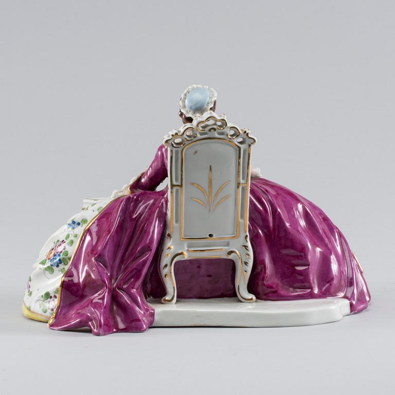 A 20th CENTURY PORCELAIN SITZENDORF FIGURINE.