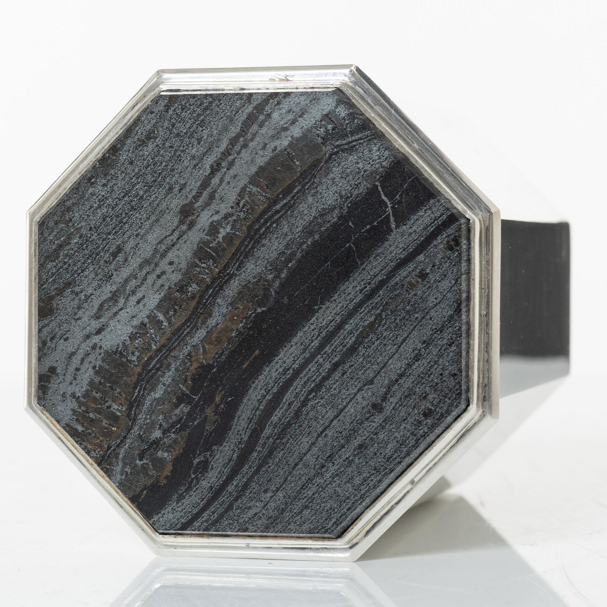 Atelier Borgila, burk med lock, sterling silver och järnmalm, Stockholm 1978.