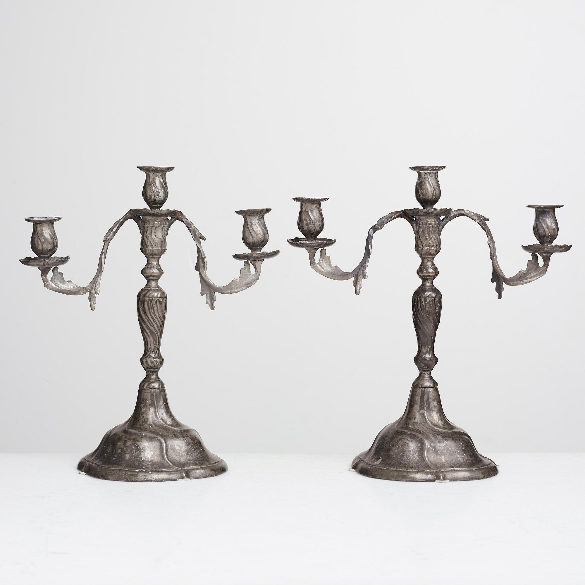 KANDELABRAR, för tre ljus, ett par, av Anders Wetterquist 1774 (mästare i Stockholm 1766-93), rokoko.