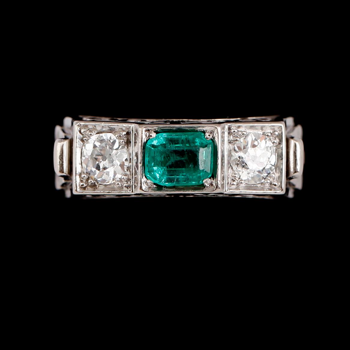 RING, 18 k vitguld, smaragd, 2 briljantslipade diamanter ca 1.00 ct. St Eriks smedja, 1948.