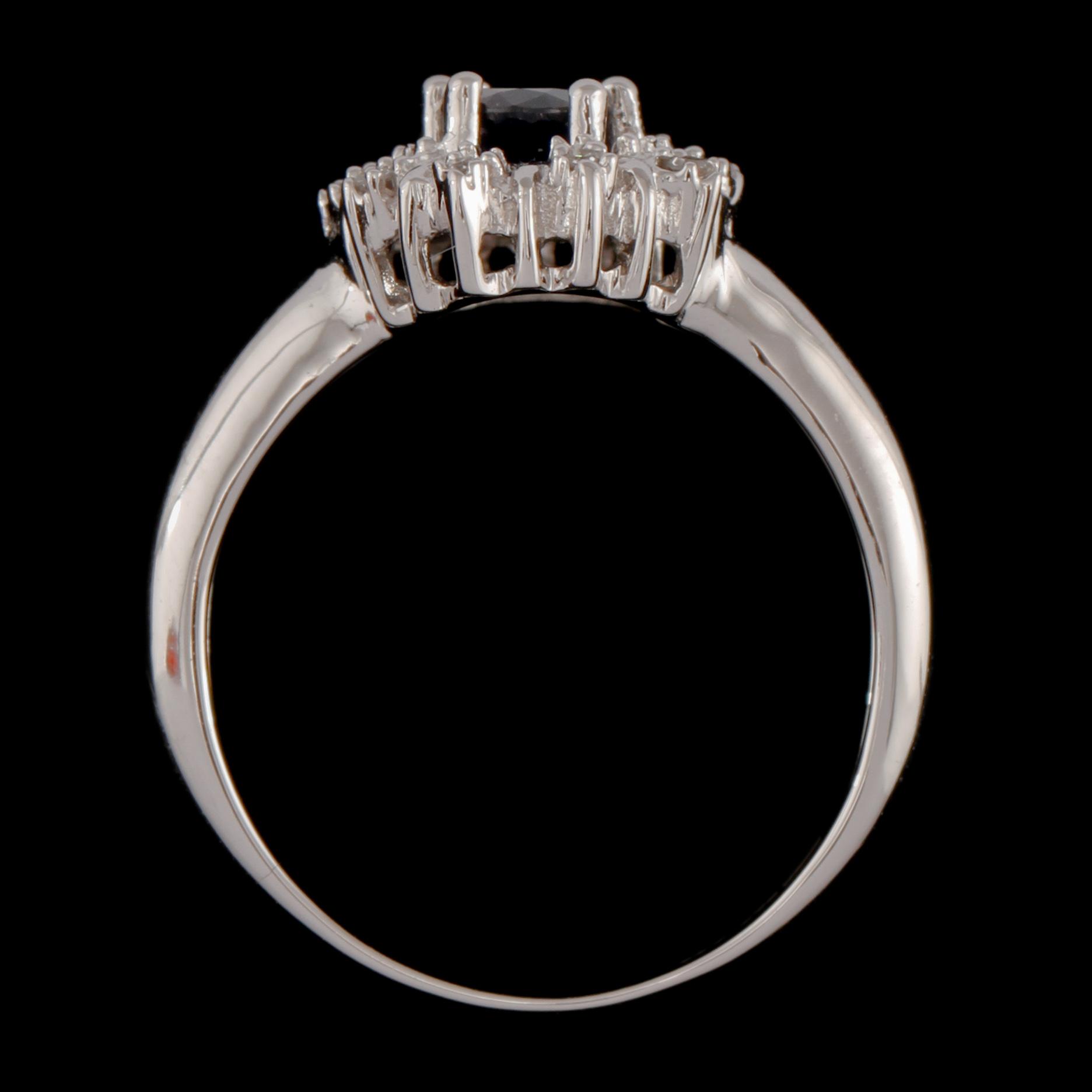 RING, 18k vitguld med 10 åttkantslipade diamanter tot 0.05 ct samt blå safir, Iduna AB, 2000-tal. Vikt 5 g.