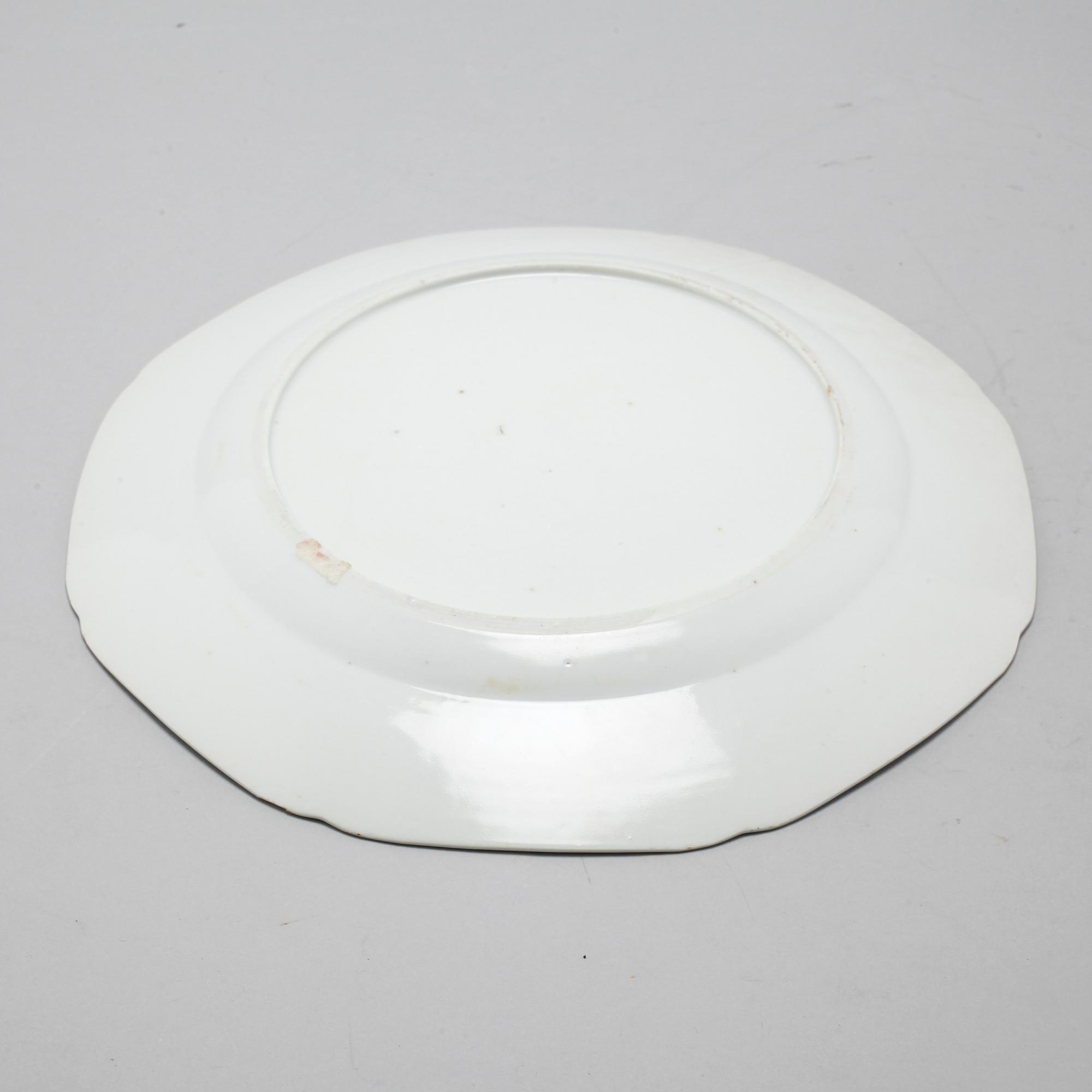 A chinese blue and white serving dish and two plates, 18th century and from the around year 1800.