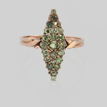 RING, 14K guld med fasettslipade demantoider. Vikt 2,5 gram.