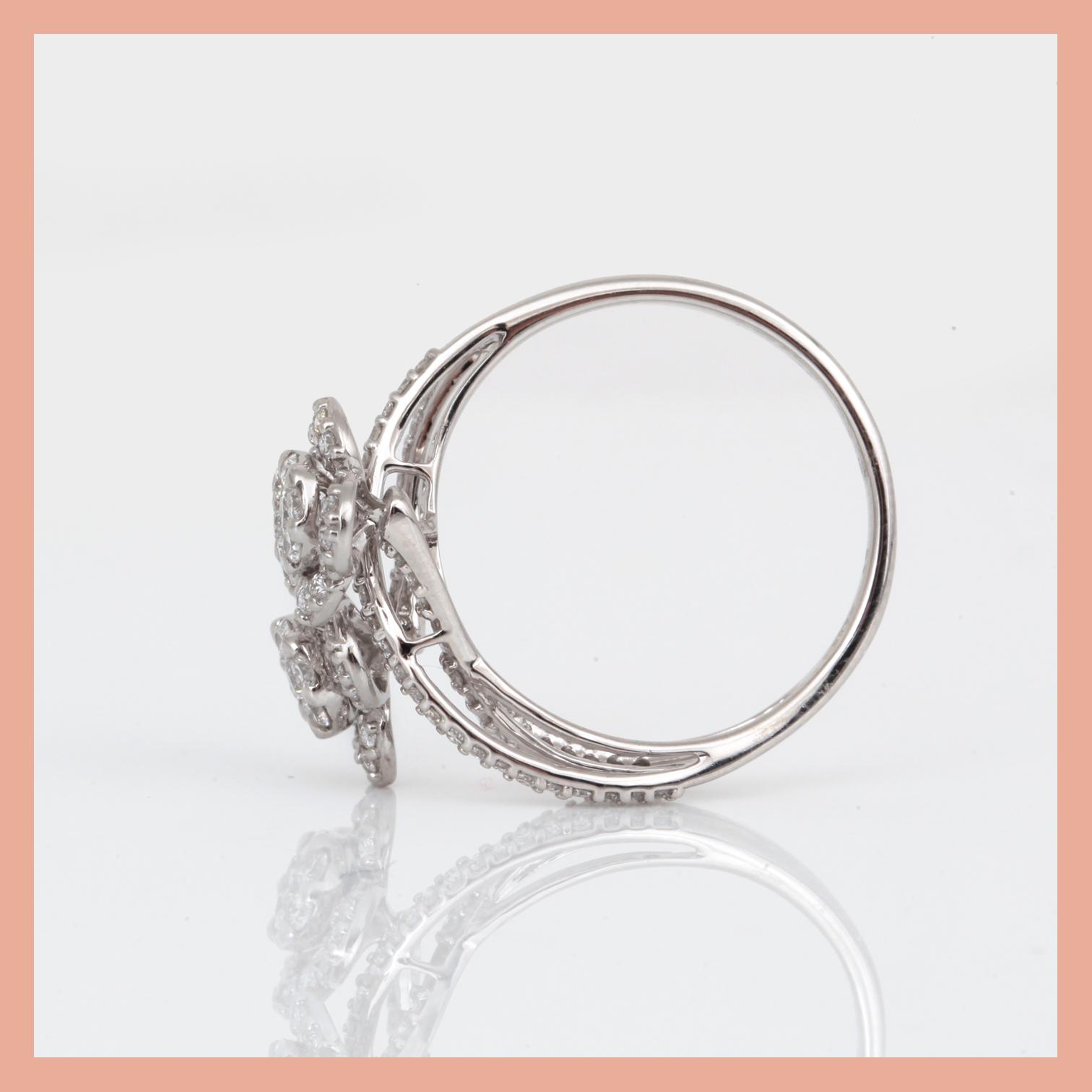 RING, 14K vitguld med olika slipade diamanter, tot ca 1,00 ct. Tota vikt ca 3,67 g.